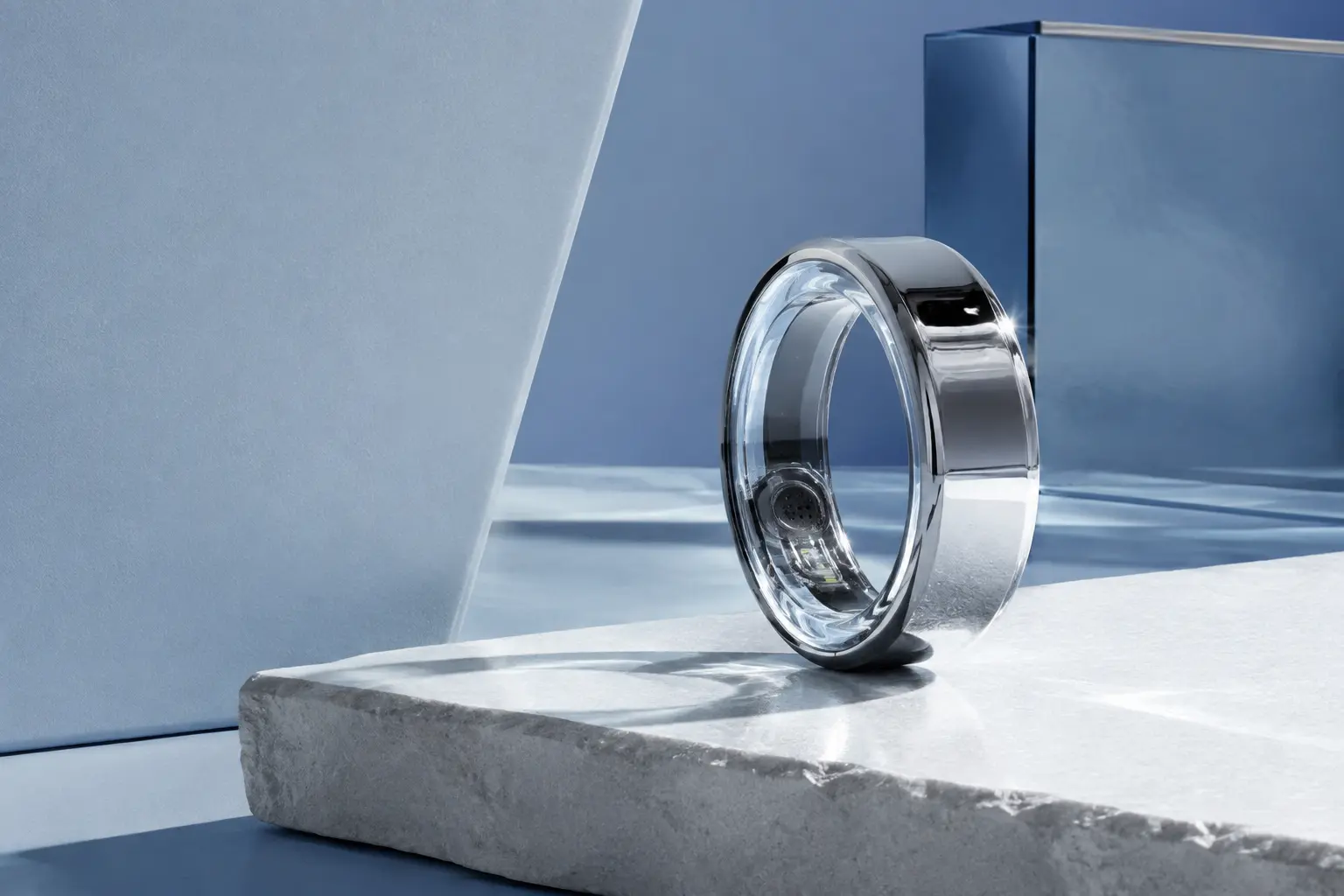 Skulpturales Health-Tech-Wearable aus Chrom und Glas